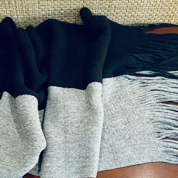 🌟HP🌟NWOT Black & Gray Color Block Scarf/Shawl/Wrap OSFM - Picture 6 of 11